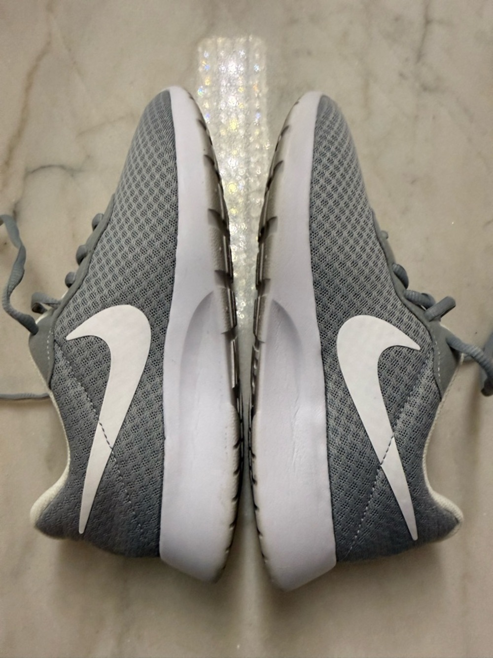 Nike Tanjun Women’s Athletic Shoes Gray and White 7.5 - Picture 4 of 6